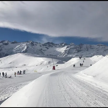 Au Pied Des Pistes